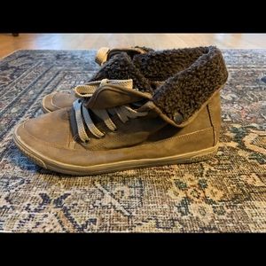 Sneakers with fur size 8